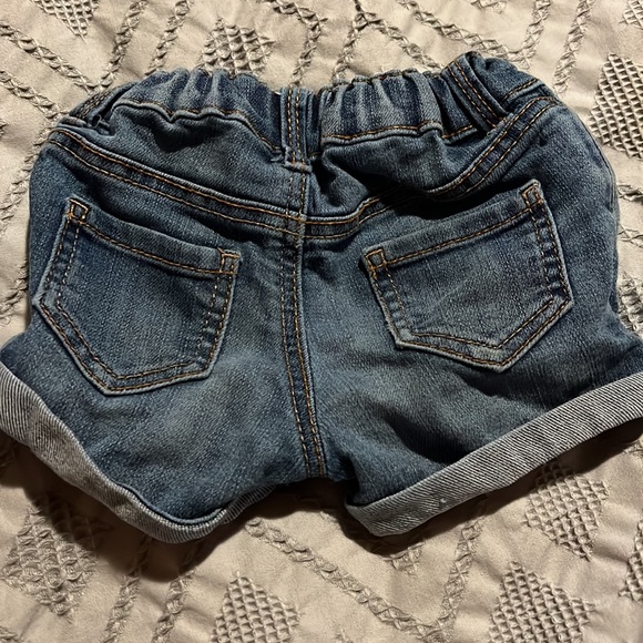 Baby girl OshKosh shorts 9 months - Picture 2 of 2